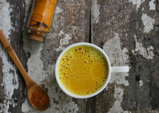 Одним из наиболее популярных в Индии напитков остается чай с добавлением куркумы