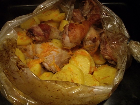 Курица в духовке в пакете для запекания с картошкой