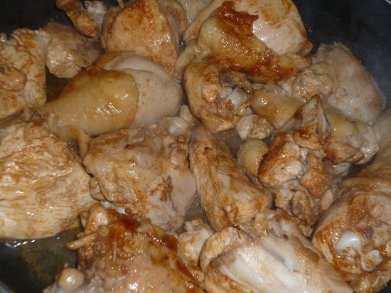 Курица в сметане с чесноком на сковороде