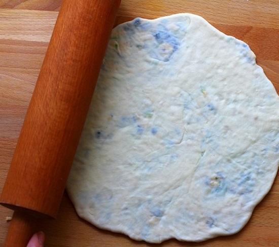 Лепешки с сыром и зеленью раскатываем тесто