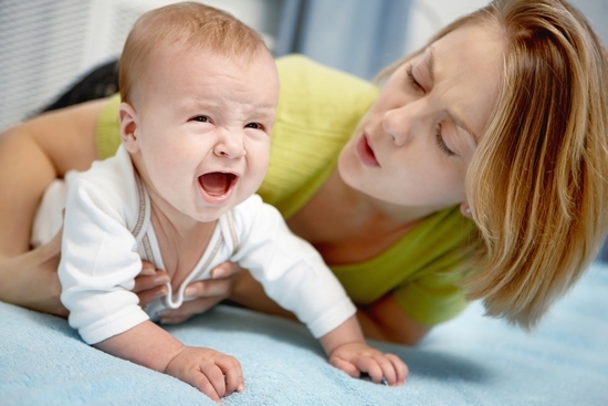 Почему у новорожденного трясется подбородок, когда он плачет?