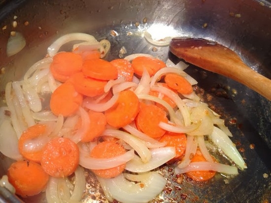 Пассерование лука и моркови для маринада к рыбе