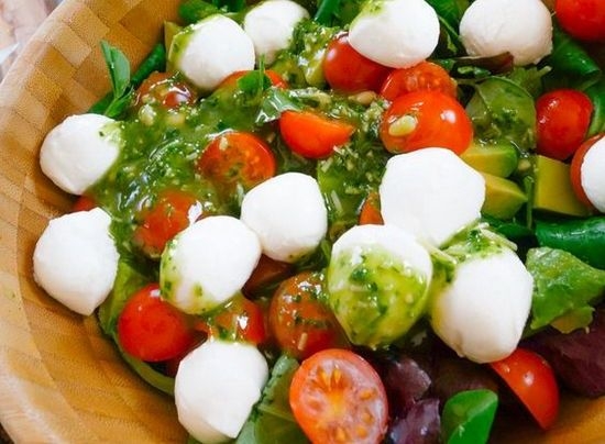 Итальянский салат с моцареллой и помидорами