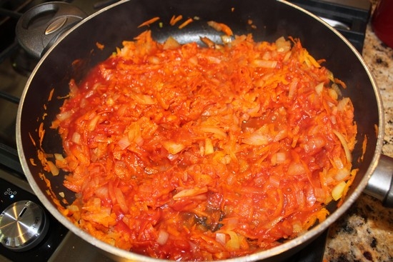 Лук морковь и помидоры обжарить
