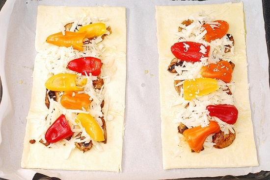 Рецепт пиццы из слоеного дрожжевого теста с грибами и болгарским перцем