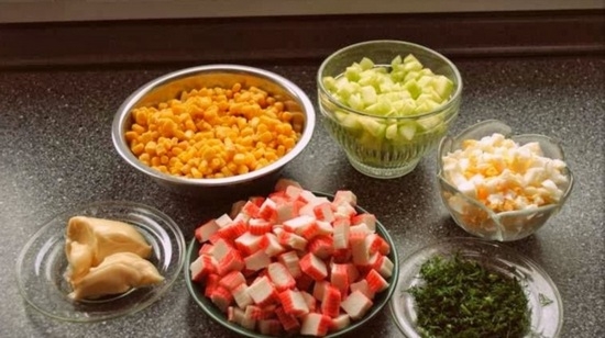 Салат из крабовых палочек, кукурузы, капусты и огурца