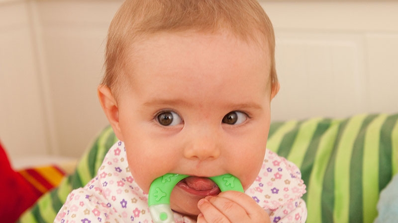 Как помочь малышу при прорезывании зубов