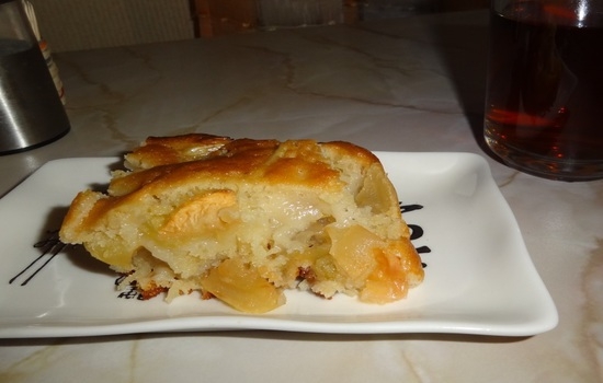 Пирог с яблоками на кефире в мультиварке