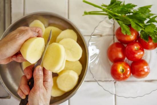Нарежьте картошку и помидоры дольками