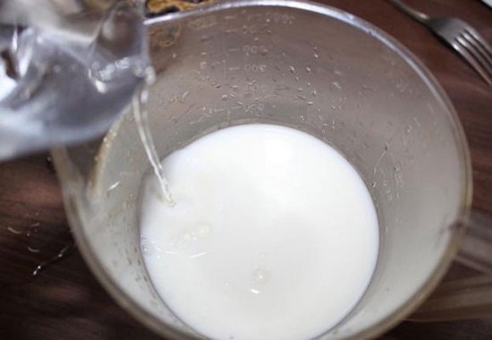 Молоко смешивают с водой