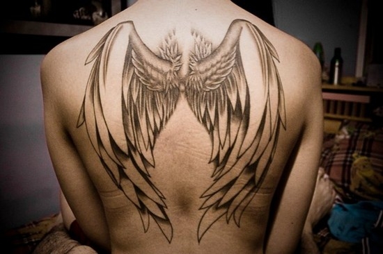 Что означает татуировка в виде крыльев на спине?