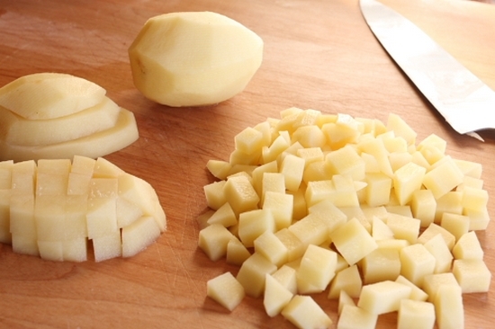 Картофель очистить от кожуры, помыть и нарезать кубиками.