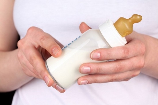 Как правильно сцеживать грудное молоко руками: общие советы