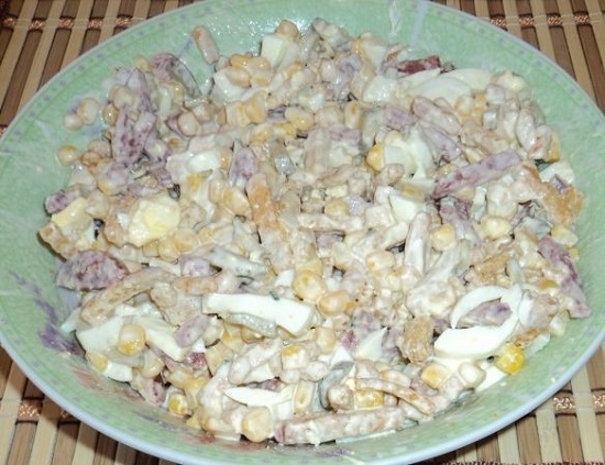 Салат с колбасой и сухариками, и кукурузой