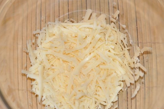 Сыр натираем на средней терке