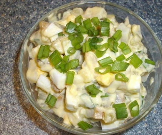 Пикантный салат из копченых кальмаров