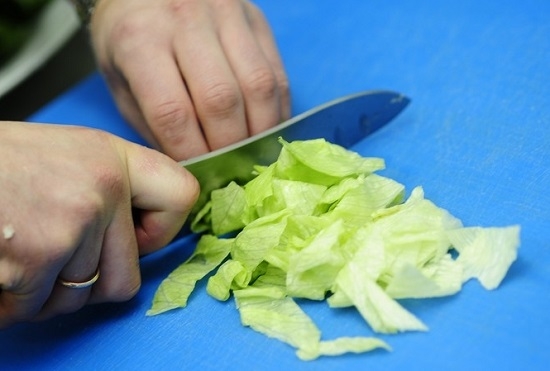 Нарезаем салатовые листья