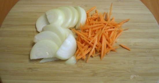 Лук и морковь очищаем от кожуры и нарезаем
