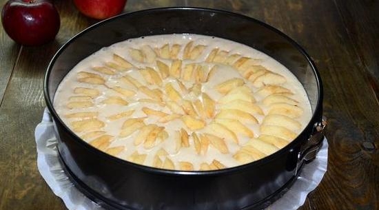 Закладываем яблоки в тесто