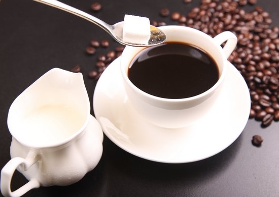 Как молоко и сахар влияют на энергетическую ценность кофе?