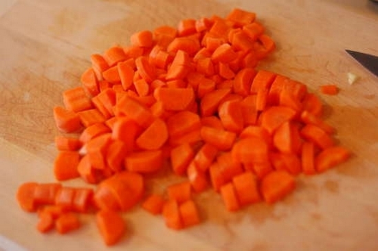Морковь, сельдерей нарезаем квадратиками 