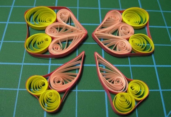 Яркая бабочка в технике бумажной пластики