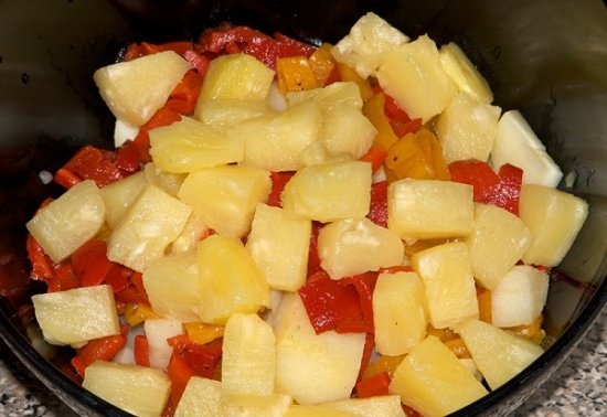 В глубокую салатницу выкладываем картофель и перец