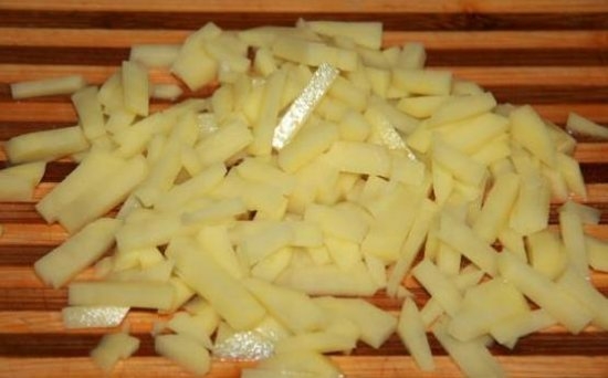 Картофель очищаем от кожицы