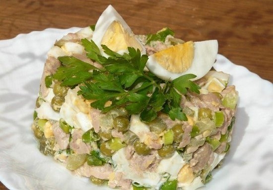 Деликатесный салат из печени трески
