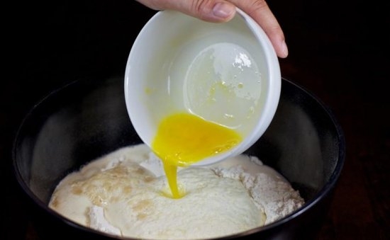 выливаем яичную смесь в тесто