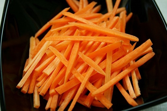 Морковь шинкуем