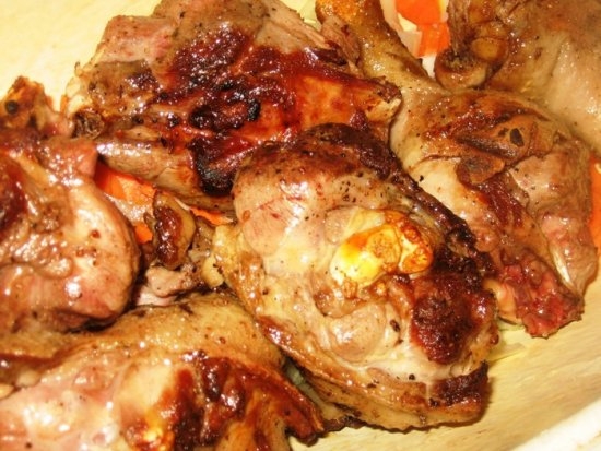 Овощи солим, перчим и сверху выкладываем обжаренные куски утки