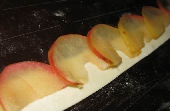 Яблоки в слоеном тесте, запеченные в духовке