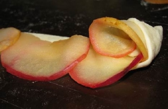 Яблоки в слоеном тесте