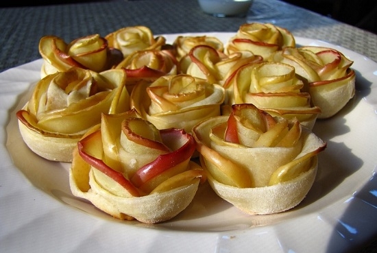 Яблоки в слоеном тесте, запеченные в духовке