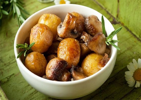 жареный картофель с грибами
