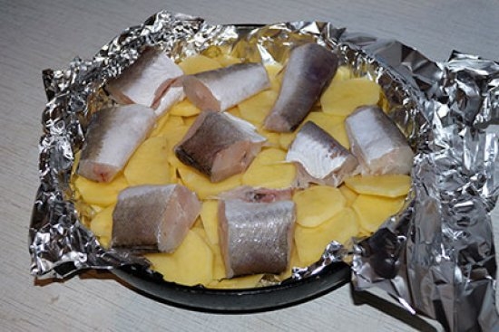 Запеченное с картофелем рыбное филе