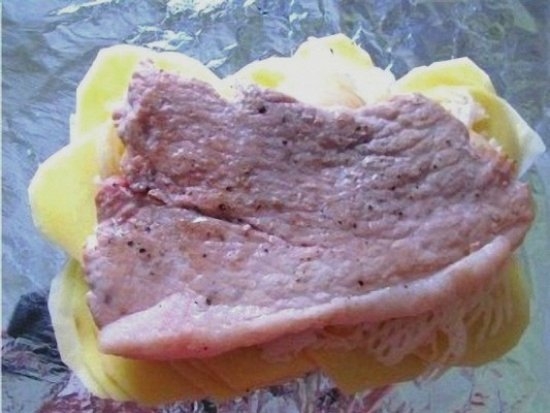Мясо в фольге в духовке