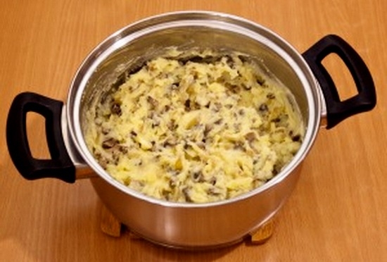 Смешиваем картофельное пюре с пассерованными грибами и луком