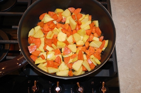 На раскаленной сковороде немного обжариваем морковь с репой