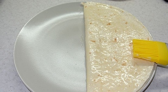 Смазываем поверхность лаваша с обеих сторон сливочным растопленным маслом