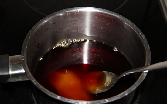 Берем сотейник, вливаем соус «Терияки», добавляем жидкий мед, тертый имбирь, сок лимона и выдавливаем чесночные зубчики