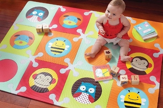 Как выбрать и сшить коврик для ползания ребенка?
