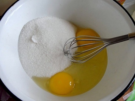 Взбалтываем яйца, постепенно смешивая их с сахаром