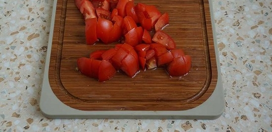 Слишком толстую кожуру на помидорах лучше очищать