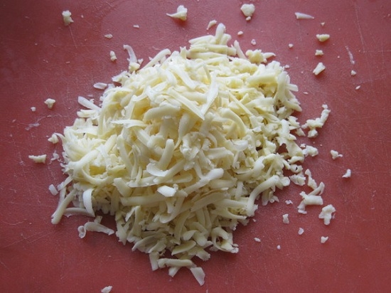 Сыр измельчаем на терке