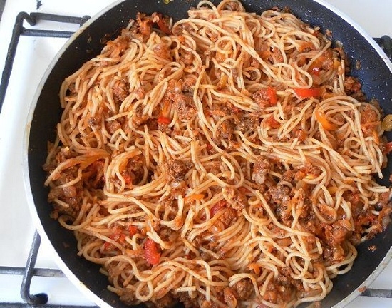 В готовый соус выкладываем отварные спагетти