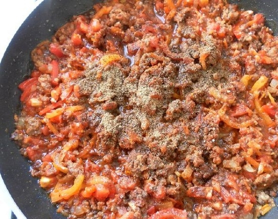 В завершение добавляем томатную пасту