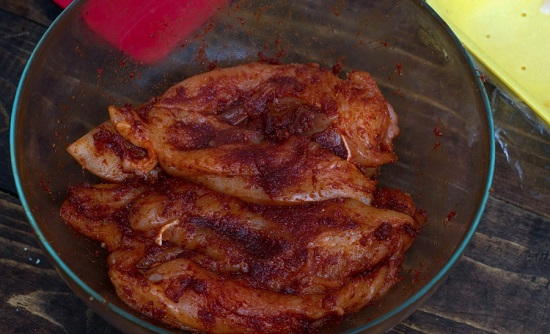 Берем подготовленное филе курицы