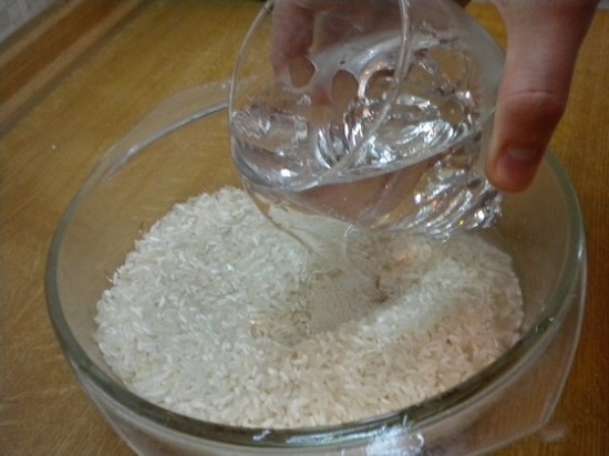 Выкладываем промытую рисовую крупу